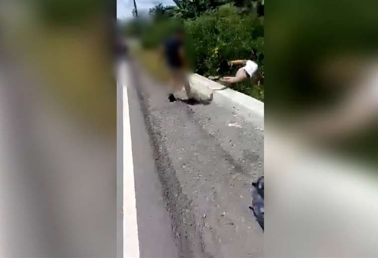 Video: Estudiante cae de puente durante pelea en Limón