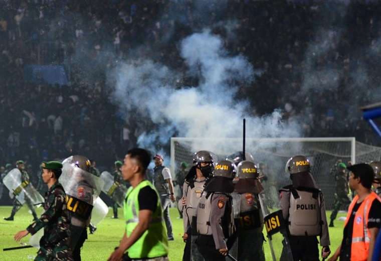 "Murieron en los brazos de los jugadores": relato de la tragedia en un estadio de Indonesia