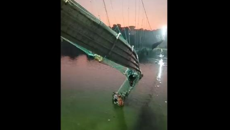 Al menos 30 muertos en el colapso de un puente colgante en India