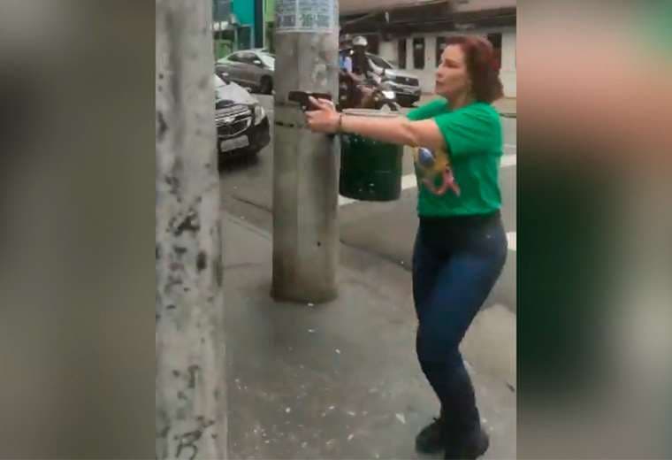 Video: Diputada brasileña persigue a un hombre mientras le apunta con un arma