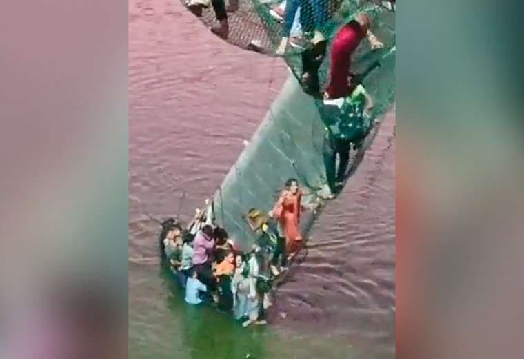 Video: Sube a 68 la cifra de muertos por derrumbe de puente colgante en India