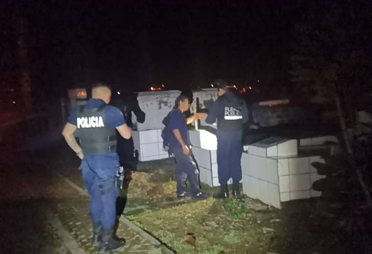 Policía captura a prófugo mientras deambulaba por cementerio de Coto Brus