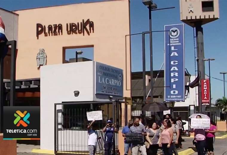 Estudiantes y padres protestan por traslado del CTP de La Carpio a Tibás