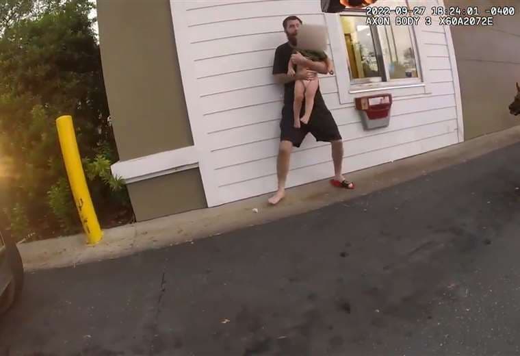 Video: Hombre usa a bebé como escudo humano para no ser arrestado por policías