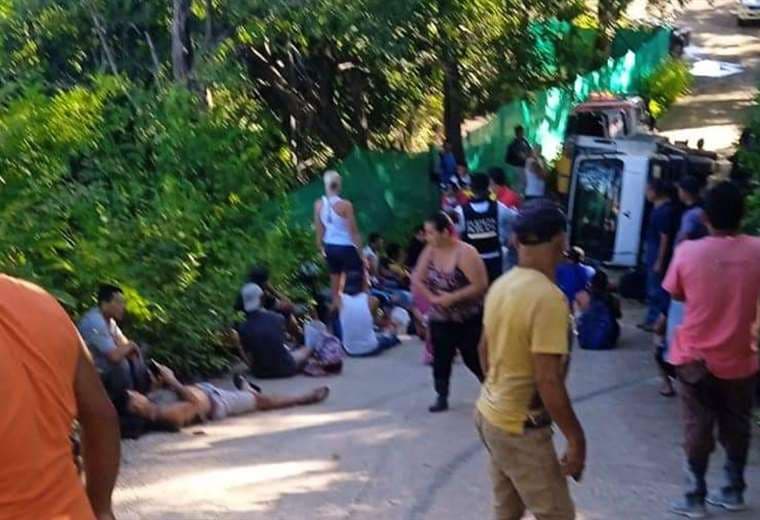 22 personas trasladadas a clínicas tras vuelco de camión en Guanacaste