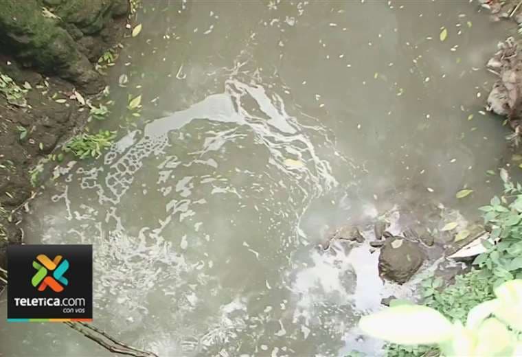 Hueco de 10 metros con aguas negras atormenta a vecina de La Uruca