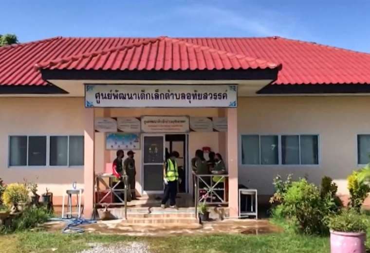 Expolicía ataca guardería en Tailandia y mata a 35 personas, incluidos 22 niños