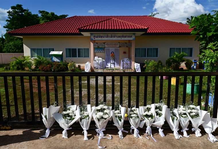 Rosas blancas en el duelo por la matanza en guardería tailandesa