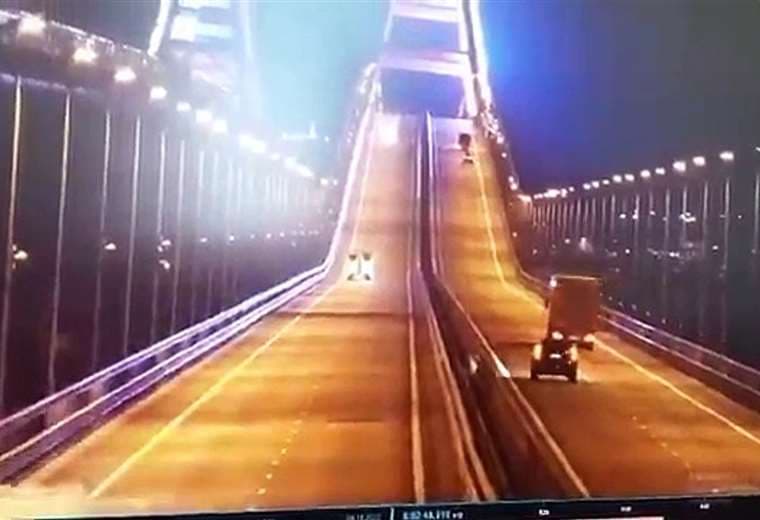 Video: Explosión hace colapsar parte del único puente que une a Crimea con Rusia