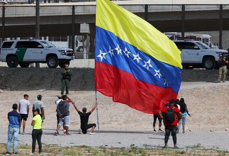 Policía de EE. UU. dispara balas de goma a venezolanos en frontera de México