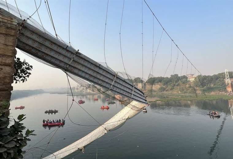 En fotos: el colapso de un puente en India que dejó más de 140 muertos