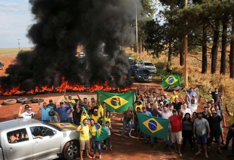 Camioneros partidarios de Bolsonaro cierran carreteras para protestar por la derrota