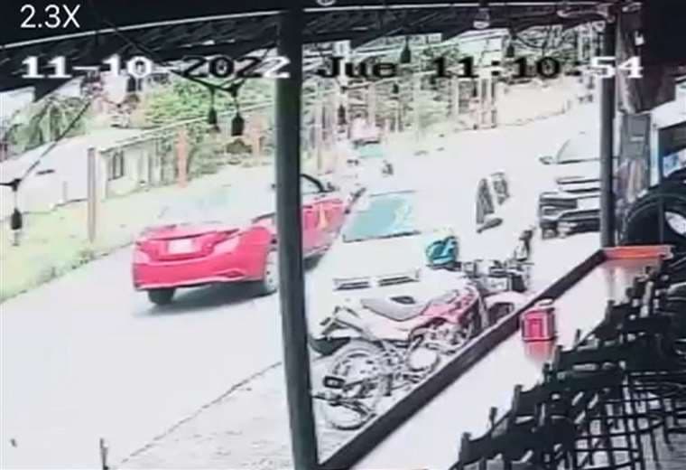 Video: Policía sale disparado de su moto tras chocar contra taxi en Siquirres