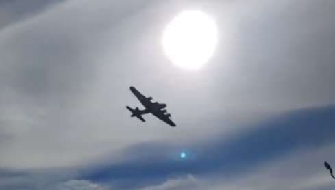 Video: Dos aviones de la Segunda Guerra Mundial chocan en espectáculo aéreo