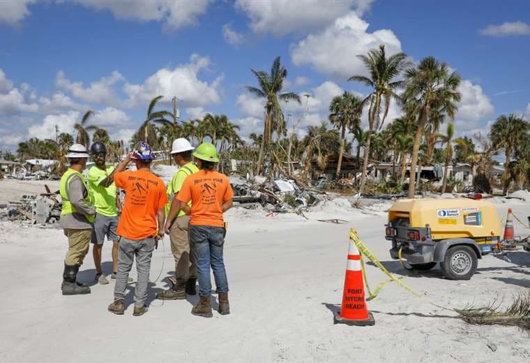 Migrantes latinoamericanos reconstruyen la zona devastada por Ian en Florida