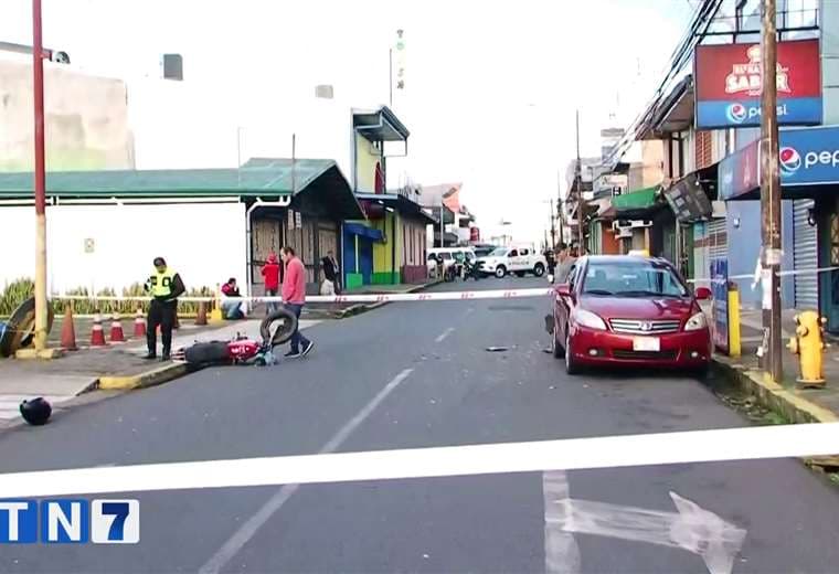 Mujer muere tras choque entre moto y taxi en Heredia