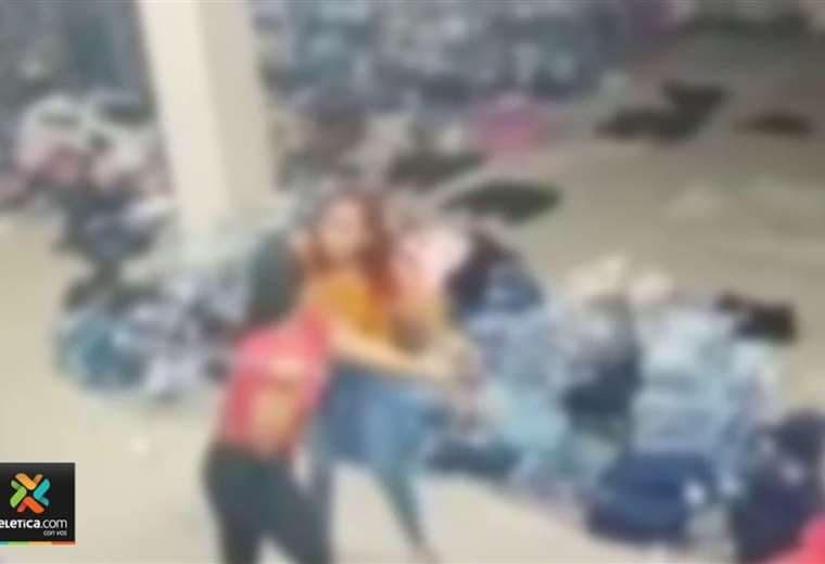 Video: Empleadas de cadena de tiendas son golpeadas con palos en San José