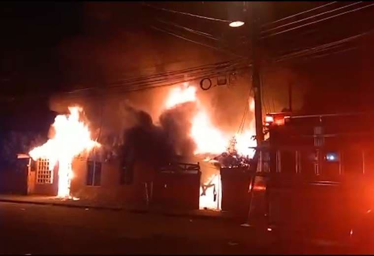 Video: Dos casas envueltas en llamas ponen a correr a Bomberos en Palmares