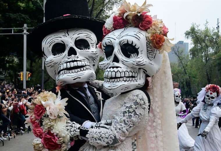 Día de Muertos: Cómo James Bond “inventó” el llamativo desfile de Ciudad de México