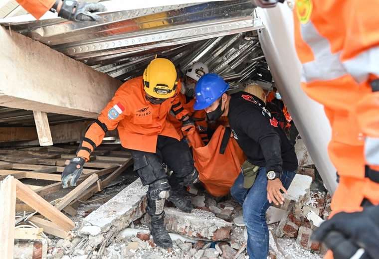 Búsqueda de supervivientes en Indonesia tras sismo que mató a 268 personas