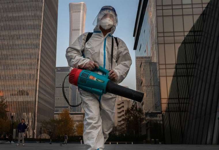 Pekín enfrenta momento "más complejo y grave" de la pandemia con aumento de casos y primeras muertes en seis meses