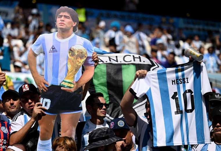 Hinchas argentinos llevan a Maradona a un nuevo Mundial