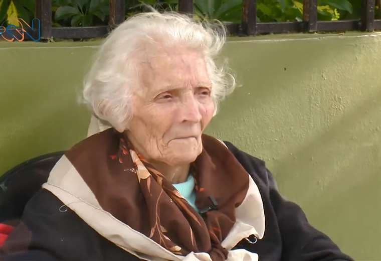 A sus 86 años, esta maestra pensionada sigue cuidando de los más pequeños