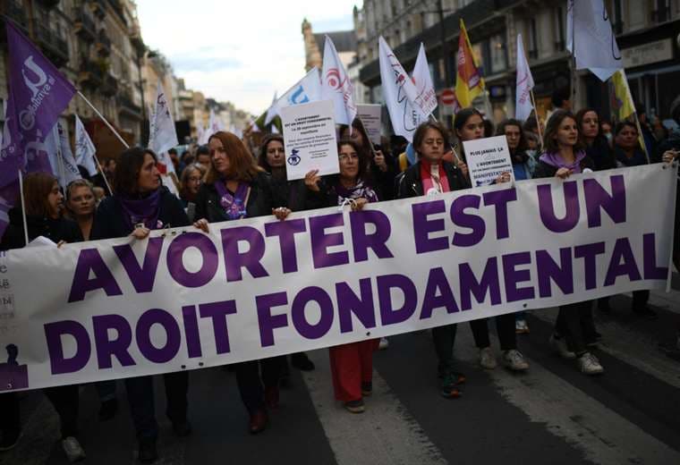 Diputados franceses aprueban inscribir el derecho al aborto en la Constitución