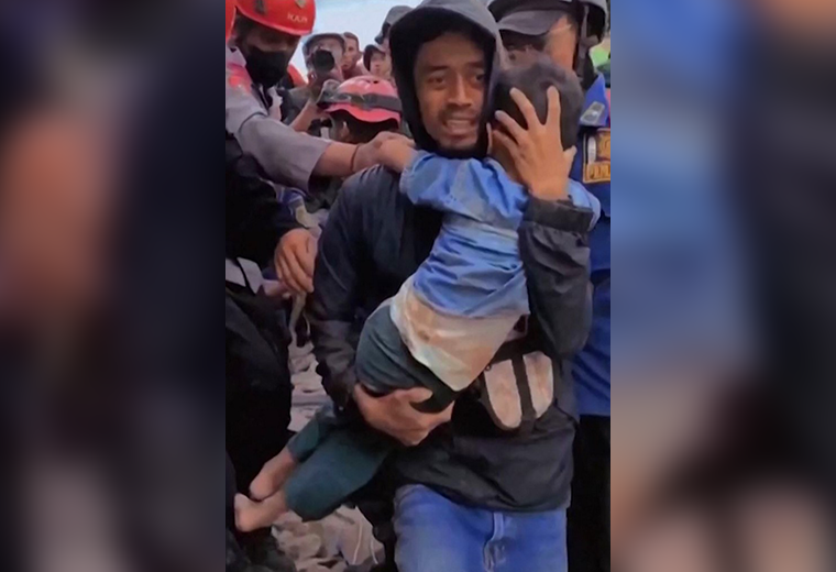 Niño de 6 años rescatado con vida dos días después del sismo en Indonesia