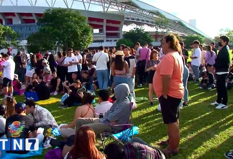 Decenas de fanáticos madrugaron para entrar de primeros al concierto de Bad Bunny