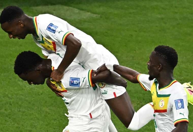 Senegal elimina a Qatar de su Mundial con cómoda victoria 