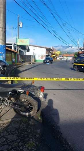 Motociclista muere al chocar de frente contra carro en Turrialba