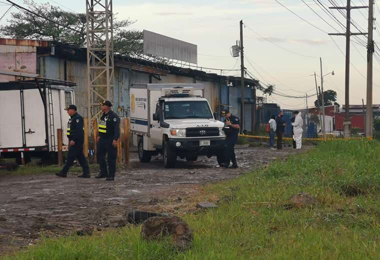Asesinan de dos disparos a joven al lado de la carretera Bernardo Soto