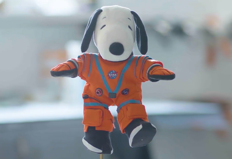 ¿Qué hace Snoopy en el espacio?