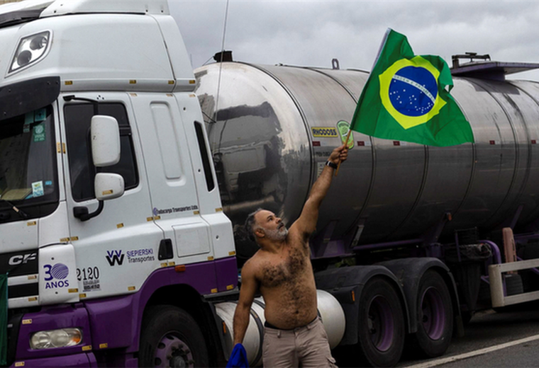 Bolsonaro les dice a camioneros que protestan por  derrota electoral que despejen las carreteras