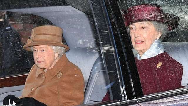 Nueva polémica en casa real británica obliga a madrina del príncipe William a renunciar 