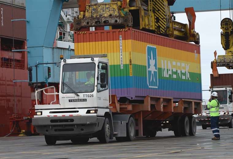 Un contenedor “arcoíris” se roba las miradas en puerto Moín, Limón