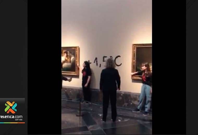 Dos activistas pegan sus manos en el marco de pinturas de Goya en Madrid