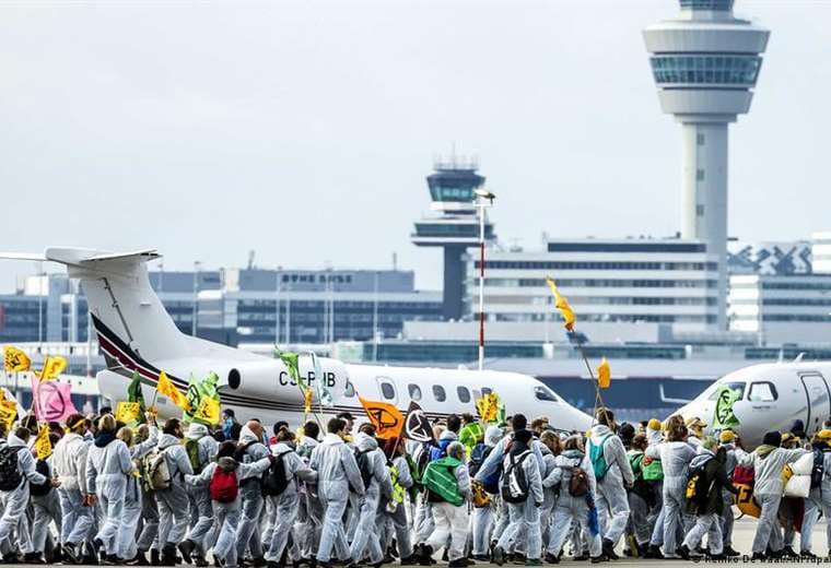 Cientos de detenidos tras protesta en Aeropuerto de Ámsterdam