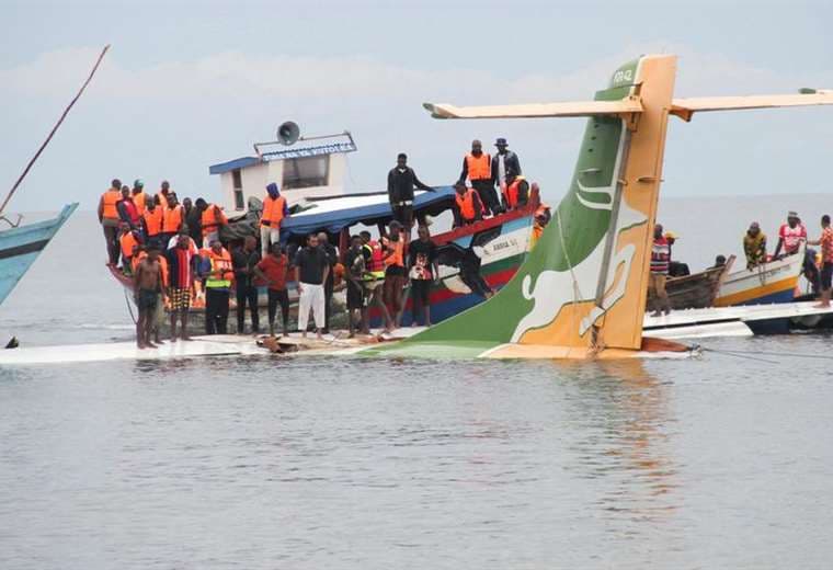 Avión de pasajeros se estrella en Lago Victoria, Tanzania