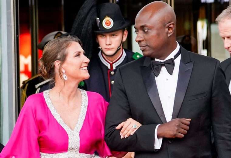 Princesa noruega renuncia a sus funciones para centrarse en la medicina alternativa con su prometido chamán