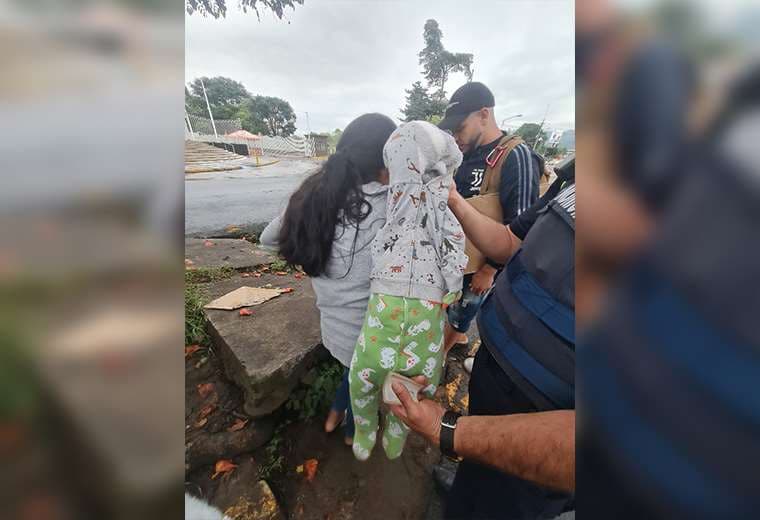 Migrantes usaban falso bebé para pedir dinero en La Sabana