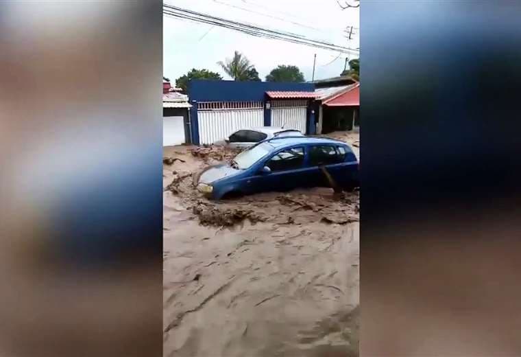 Video: Así arrastró el agua varios carros tras inundaciones en Cartago