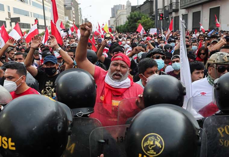 Presidenta de Perú instala su gabinete en medio de protestas