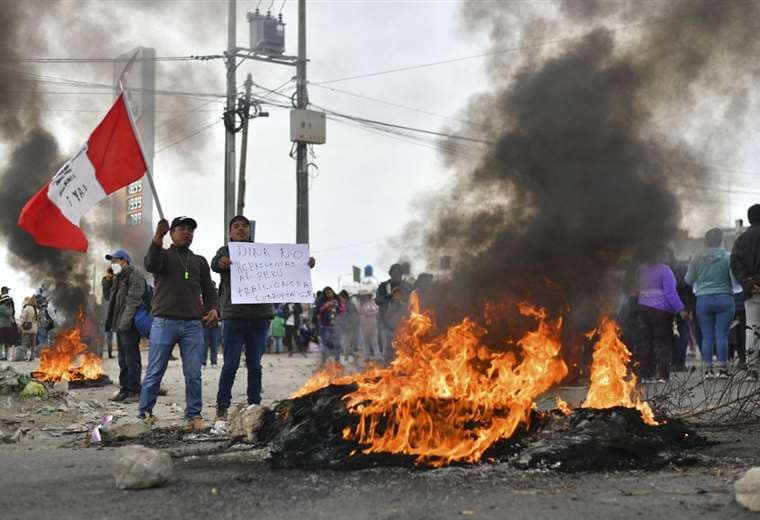 Manifestantes peruanos queman segundo puesto fronterizo con Bolivia