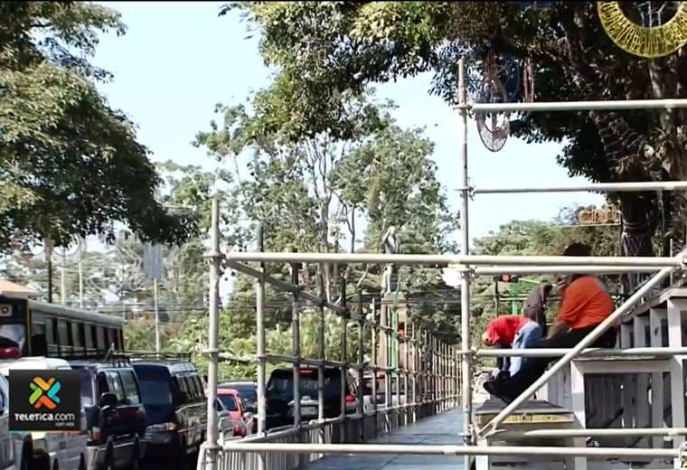 ¡Ármese de paciencia! Tarimas del Festival de la Luz acaparan varios carriles en San José