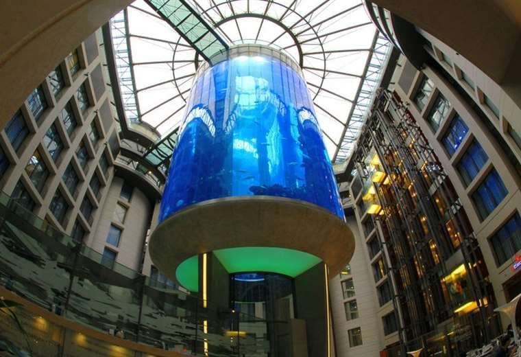Gigantesco acuario con un millón de litros de agua y 1.500 peces estalló en hotel en Berlín
