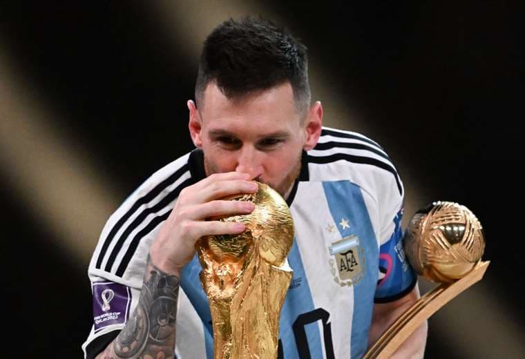 Messi: "Me hubiese gustado que el Diego (Maradona) me entregue la copa"