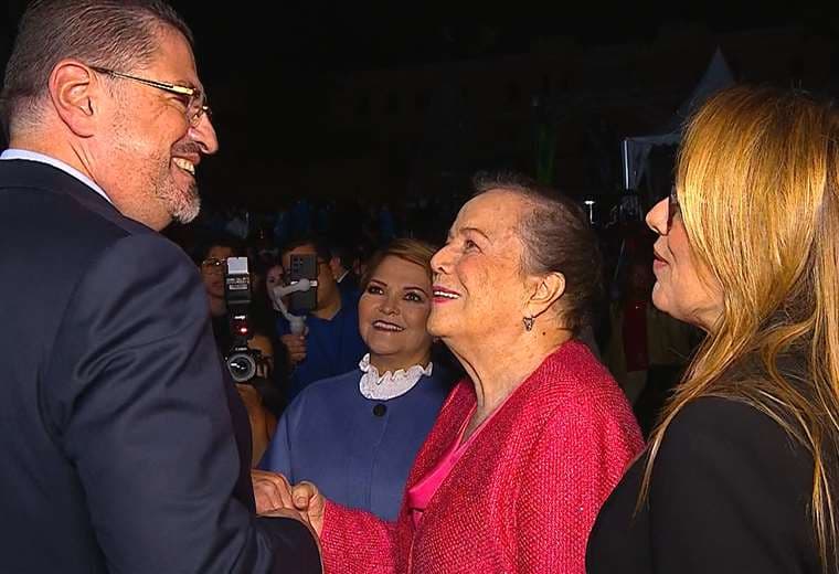 Rodrigo Chaves a Olga Cozza: “Usted y su marido crearon el primer pilar de la democracia”