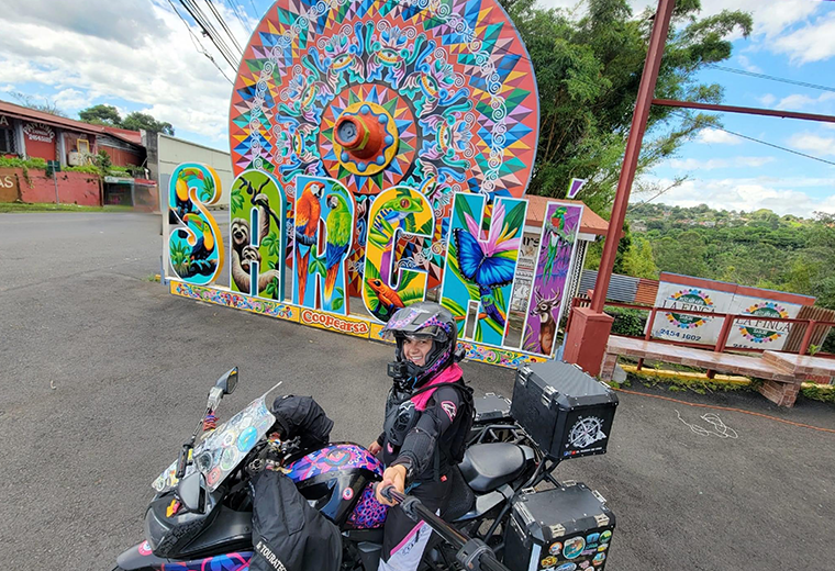 Motociclista colombiana hace parada en Costa Rica durante su viaje por América